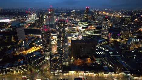 Modernes-Cyber-Stratford-Luxus-Hochhaus-In-Der-Innenstadt,-Stadtbild,-Nachtleben,-Luftaufnahme,-Dolly-Rechts