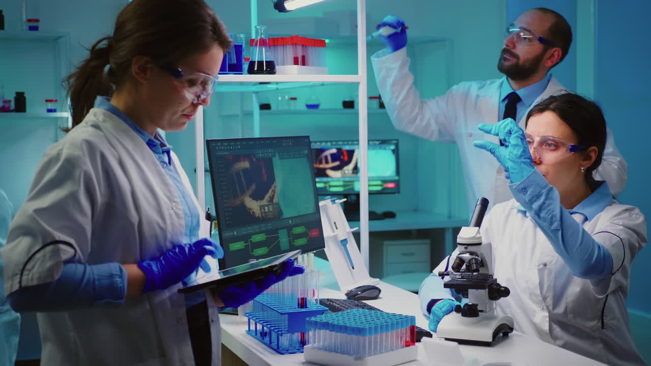 equipo de científicos positivos que trabajan en el laboratorio de química
