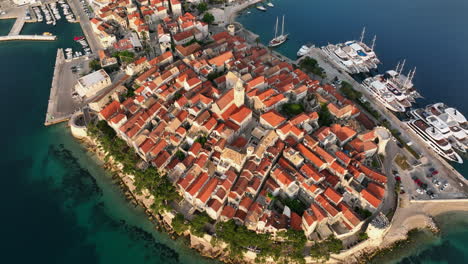 Imágenes-De-Drones-Lentos-Al-Amanecer-Sobre-La-Pequeña-Ciudad-En-La-Isla-De-Korcula-En-Croacia