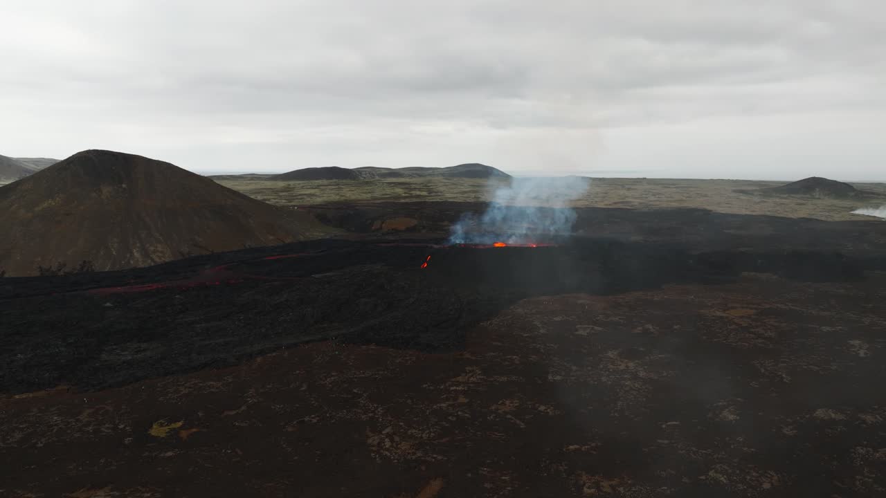 vista panorámica aérea de la erupción volcánica en litli-hrutur, islandia, con lava y humo saliendo