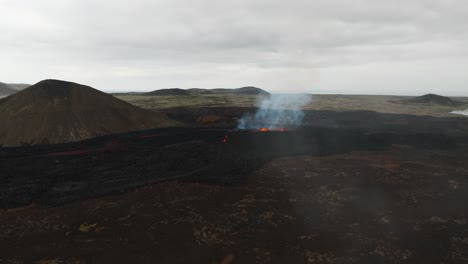 Aerial-panoramic-view-of-the-volcanic-eruption-at-Litli-Hrutur,-Iceland,-with-lava-and-smoke-coming-out