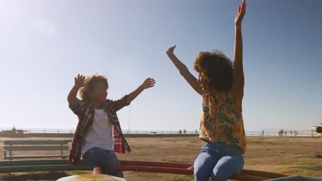 Mutter-Und-Sohn-Haben-Spaß-Auf-Dem-Spielplatz