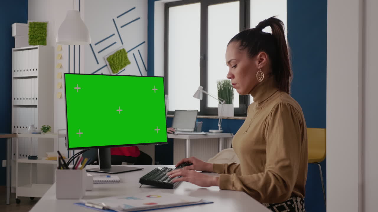 Imprenditrice che usa un computer con schermo verde