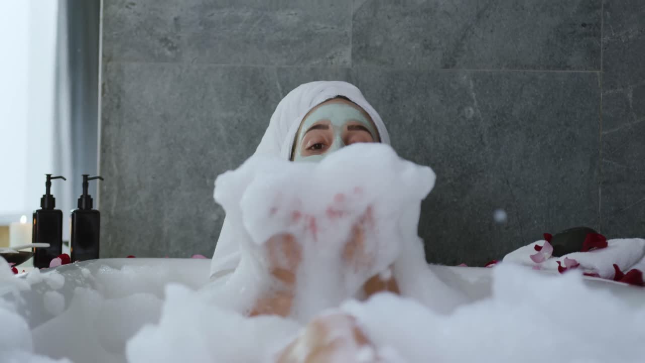 молодая женщина наслаждается отдыхом.