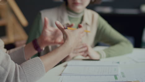 maestra explicando información a un estudiante joven en una lección privada