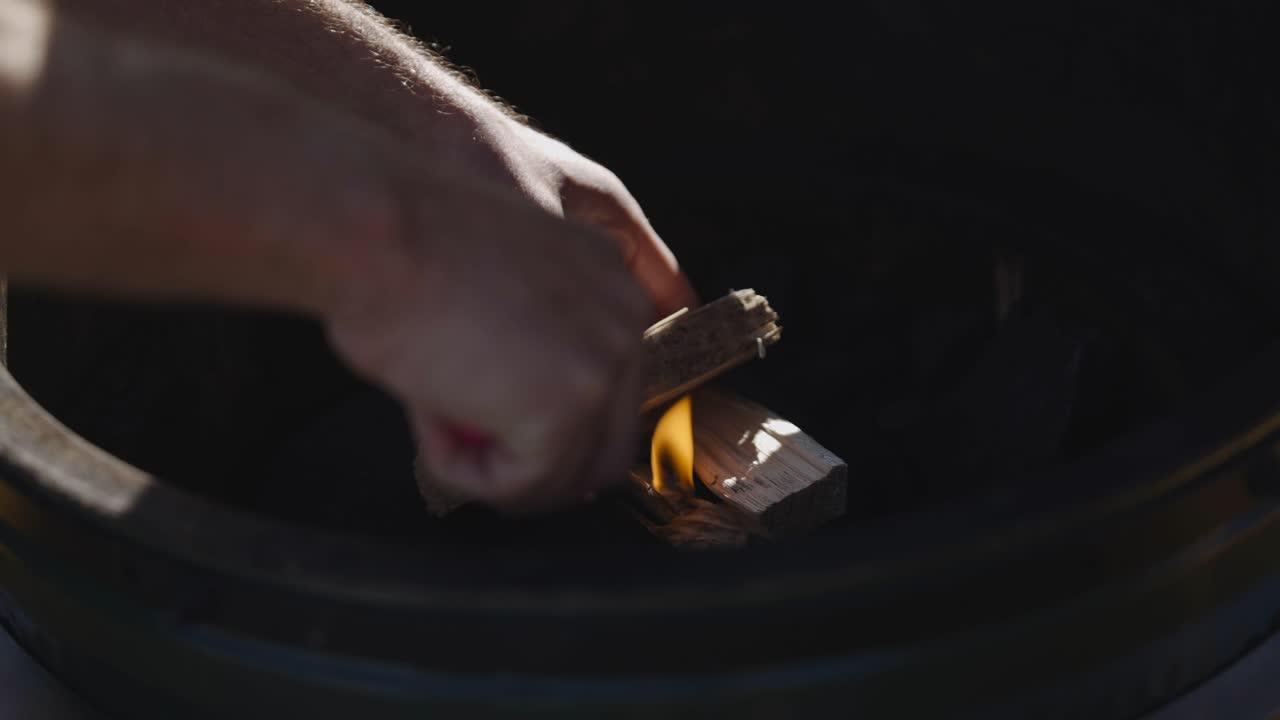 바 ⁇  바비 ⁇  불에 나무를 넣는 것