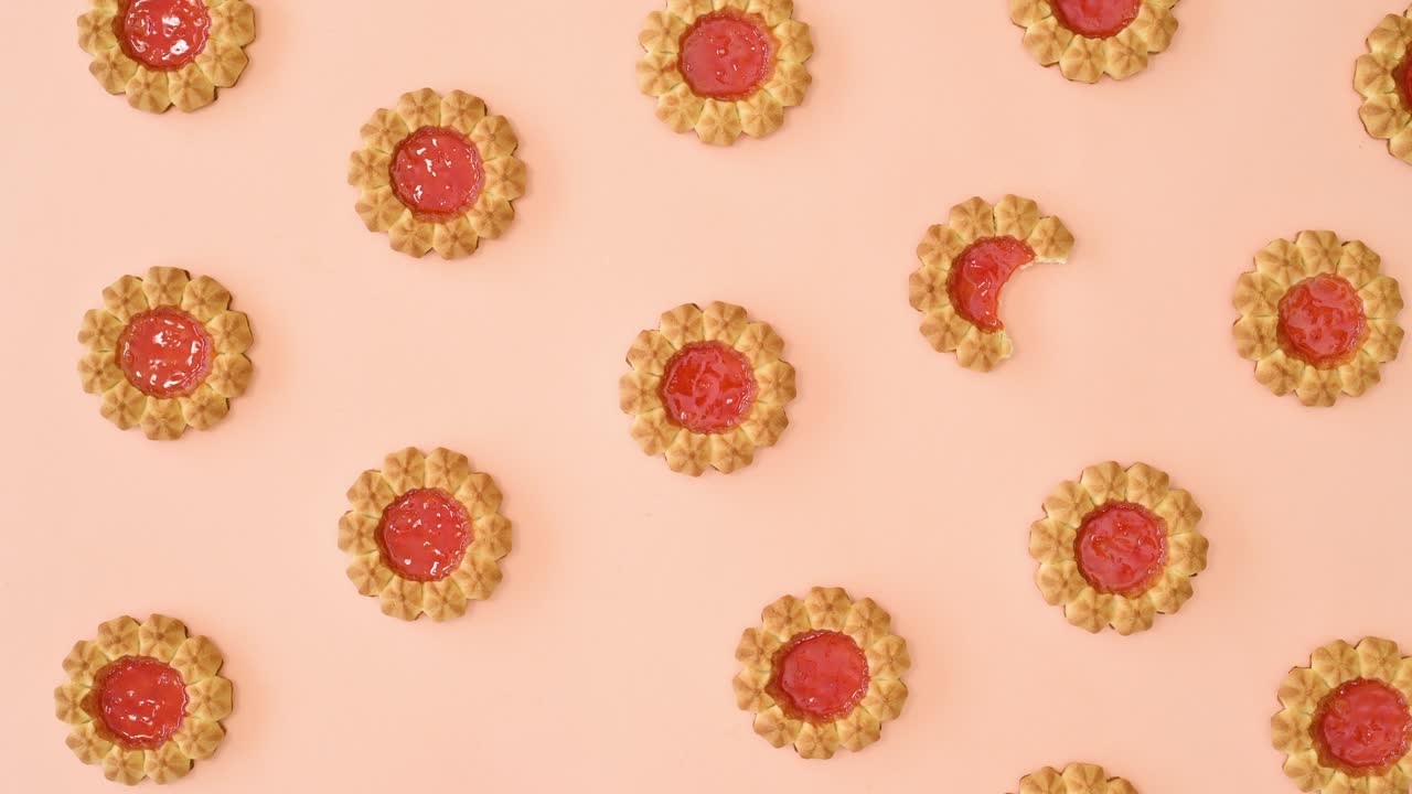 patrón creativo con galletas de galletas con esmaltado naranja en fondo naranja brillante pastel. dejar de moverse plana