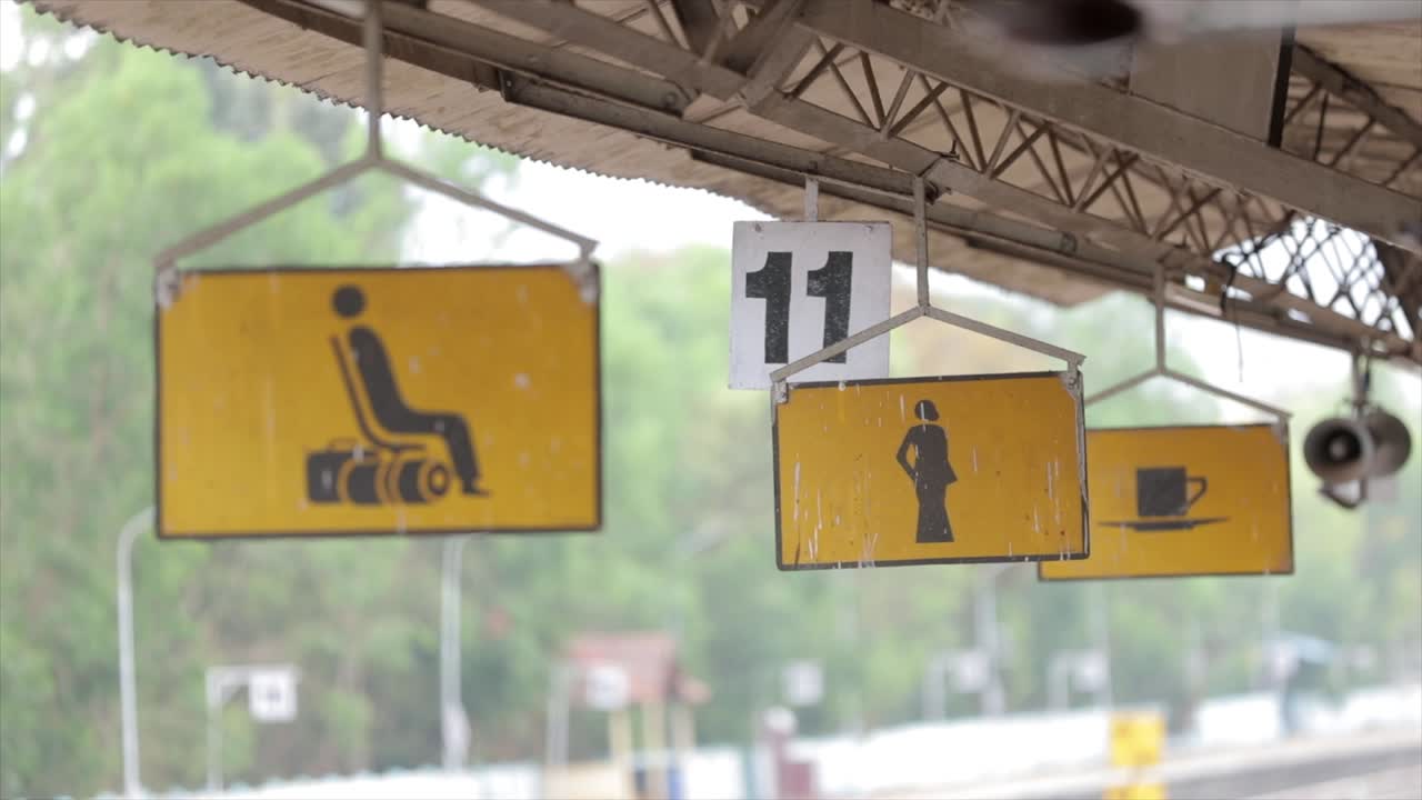 estación de tren tablón de anuncios ferrocarril indio