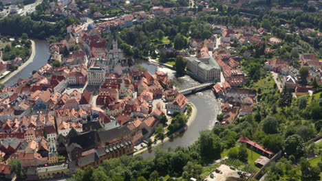 la ciudad histórica de český krumlov en la sinuosa curva del río vltava