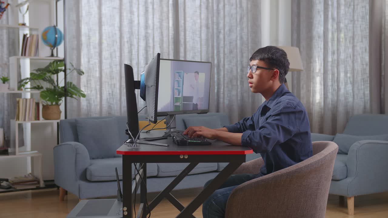 집에서 일하는 학생, 컴퓨터와 게임을 사용하는 학생