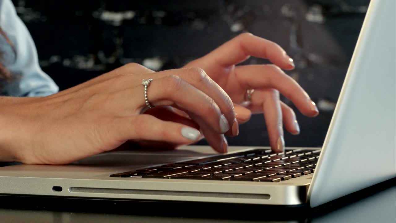 mujer de negocios escribiendo en una computadora portátil