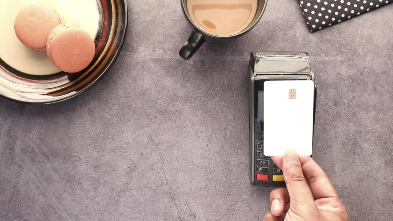 pagar con tarjeta de crédito en un café