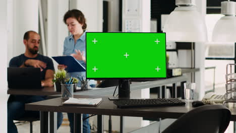 computadora con pantalla verde en blanco
