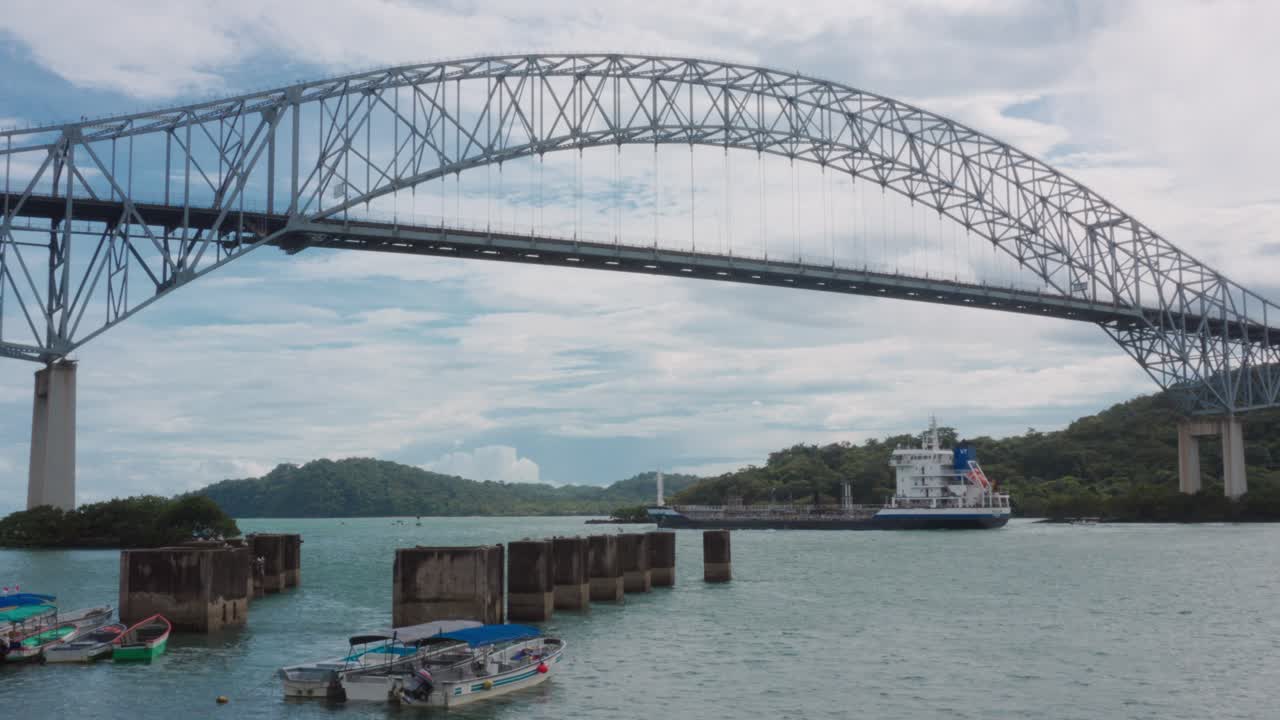 파나마 운하 태평양 입구 위의 아메리카 다리 - 아래 선박 크루즈