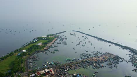 Der-Hafen-Von-Muncar,-Abfahrts--Und-Ankunftsort-Für-Traditionelle-Boote,-Ein-Zentraler-Anlegeplatz-Für-Diese-Schiffe-Nach-Ihren-Fischereiaktivitäten.