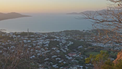 Wunderschöner-Sonnenaufgang-über-Dem-Vorort-Castle-Hill-Und-Der-Bucht-Von-Cleveland