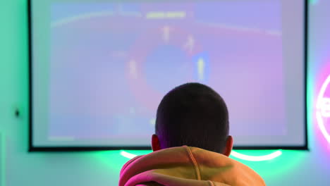 persona que juega en casa