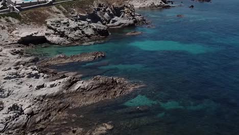 Drone-Aéreo-Avanzando-Pan-Abajo-Agua-Azul