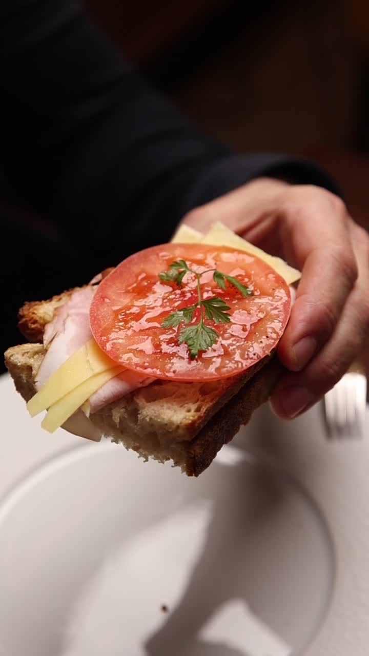 Mão Segurando um Delicioso Sanduíche Aberto com Presunto e Queijo