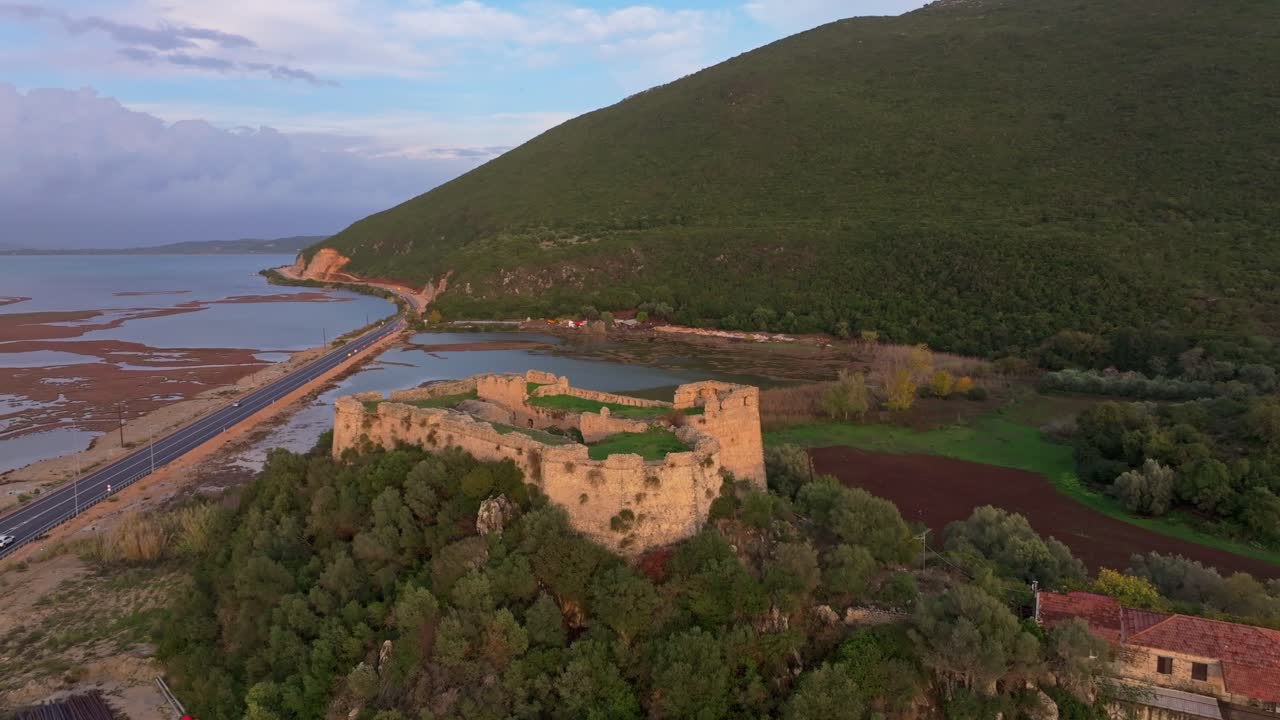 Yunanistan'da sakin bir lagünün yanındaki Griva Kalesi kalıntılarının üzerinde uçan drone