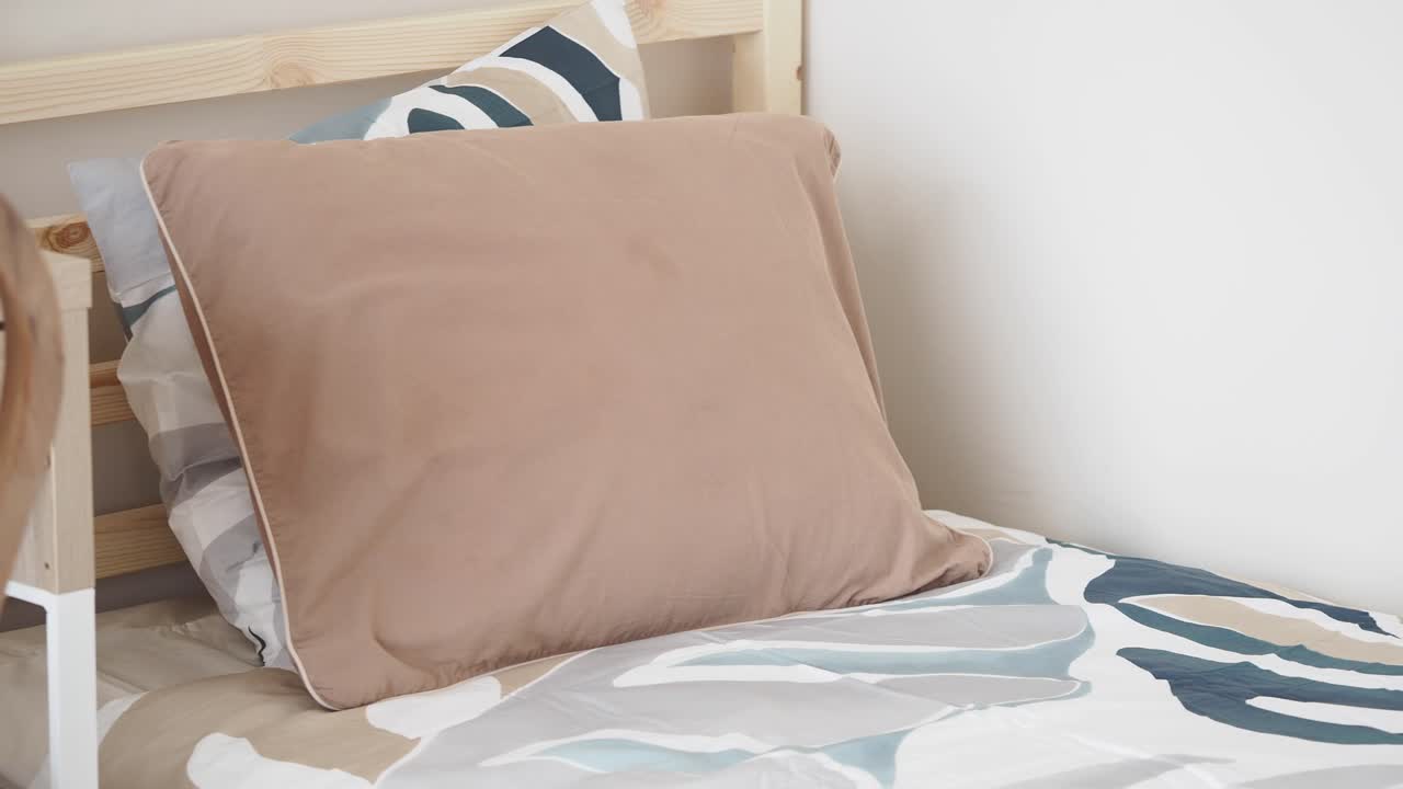 Кровать с подушками