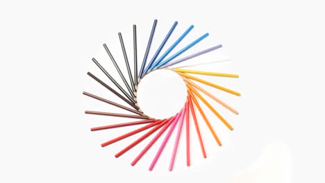 lápices de color que forman un círculo