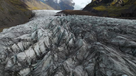 las grietas de hielo con cenizas volcánicas en el glaciar svinafellsjokull en skaftafell, islandia