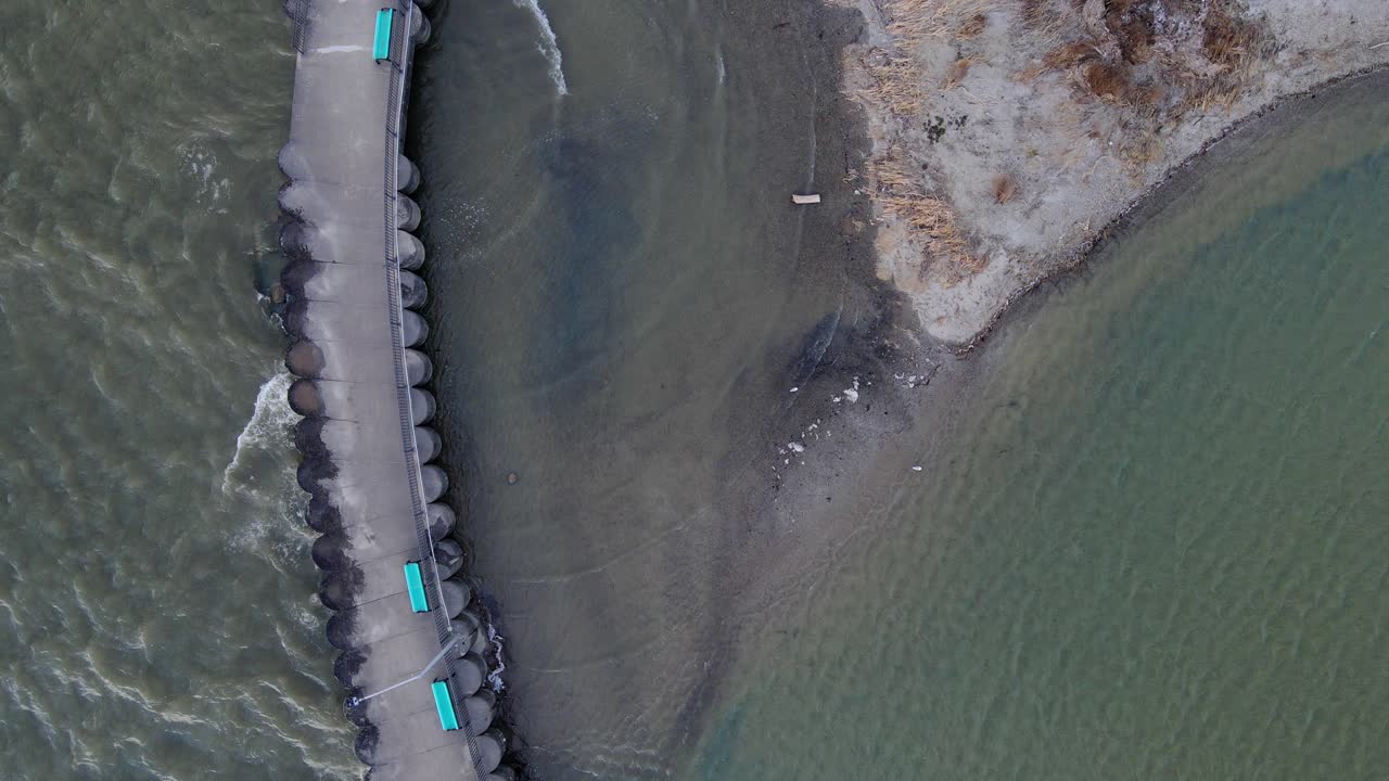 미시간 주 루나 피어 (luna pier) 의 에리 호수 연안에 있는 방파제의 공중 사진