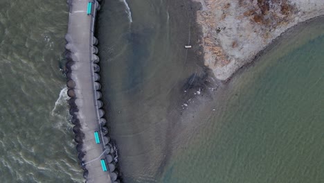 Vista-Aérea-Del-Rompeolas-En-Luna-Pier,-Michigan-En-La-Orilla-Del-Lago-Erie