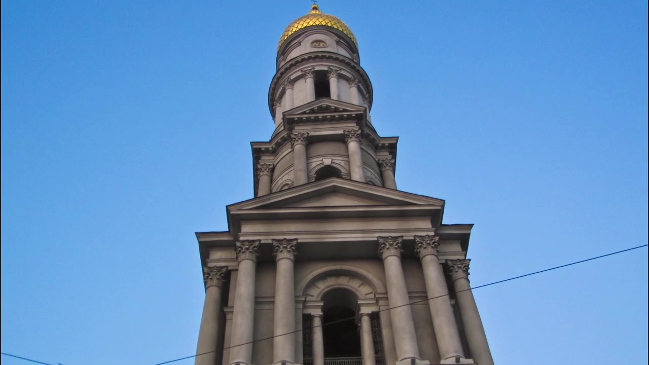 Il campanile della Cattedrale dell'Assunzione (Uspenskiy Sobor) in timelapse hyperlapse, sala d'organo filarmonica al tramonto a Kharkiv, Ucraina.
