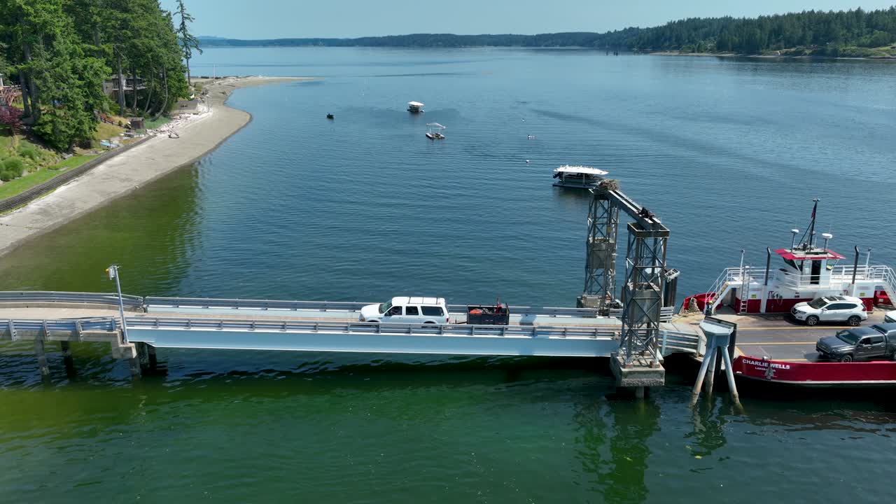 푸게트 사운드에서 hmc 페리를 출발하는 차량의 항공 사진