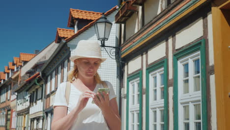 Mujer-Con-Teléfono-Inteligente-En-La-Antigua-Calle-Alemana