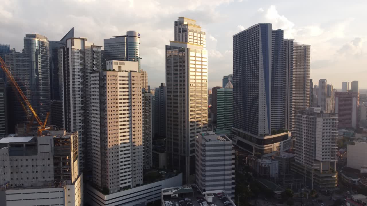tomada de un avión no tripulado del horizonte de makati en filipinas