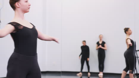 Studentinnen-Der-Schule-Für-Darstellende-Künste-Proben-Ballett-Im-Tanzstudio,-Das-Sich-Im-Spiegel-Spiegelt