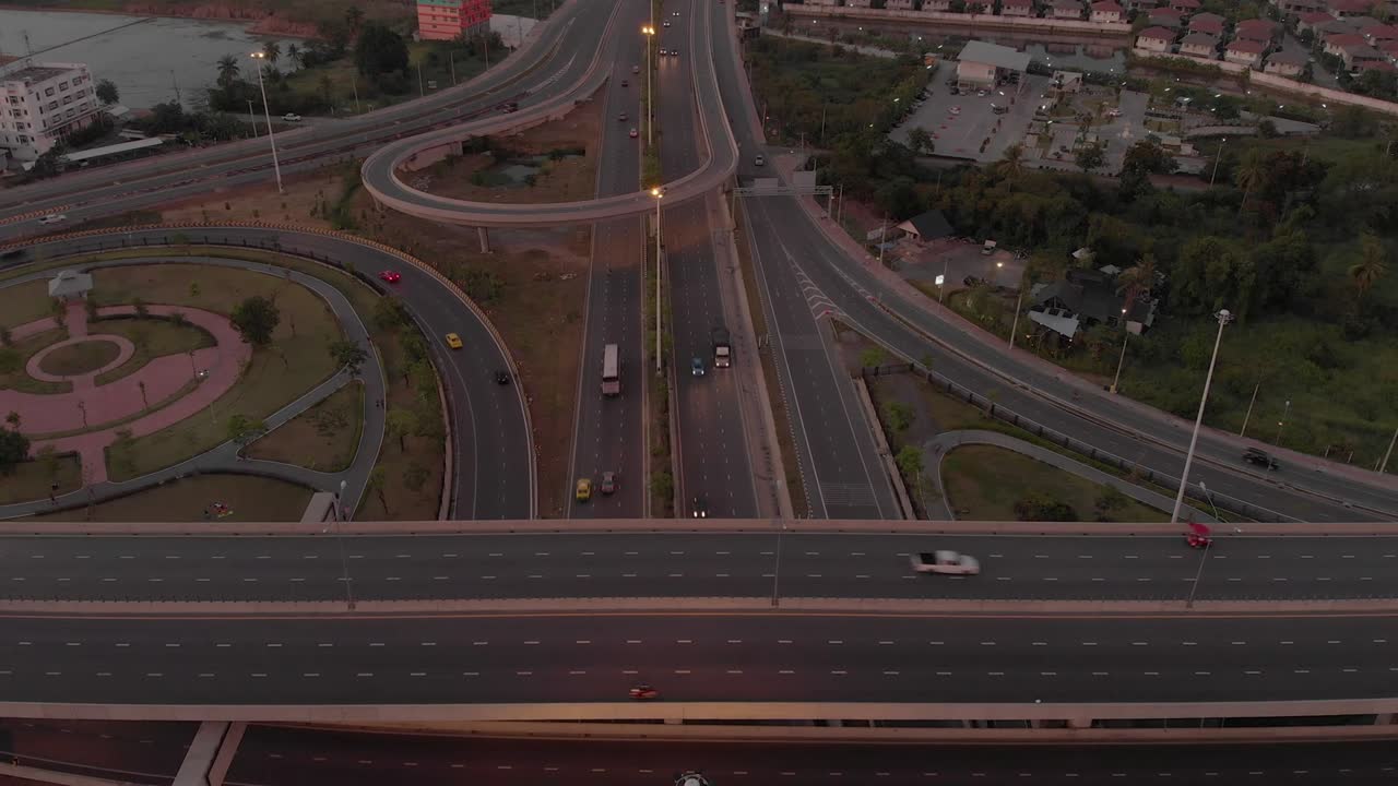 고속도로 위쪽 전망, 도로 교통 중요한 인프라