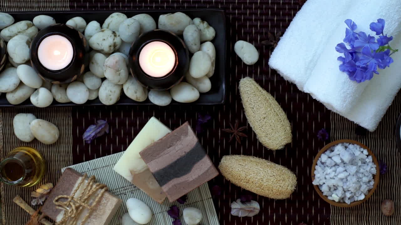 허브, 스펀지 스크럽, 아로마 양초, 플루메리아 프랜지파니 꽃, 수건으로 스파 및 웰빙 트리트먼트 장식 액세서리 영감을 받아 바디 및 스킨 케어 테라피 및 휴식