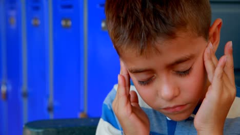 un escolar que sufre de dolor de cabeza 4k