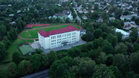 Disparo-De-Un-Dron-Hacia-La-Escuela-Tartu-Forselius-En-Tartu-Karlova-Estonia-Europa