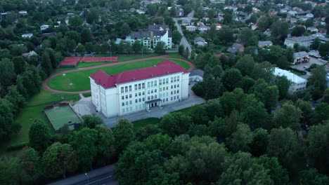 drone disparado hacia la escuela de tartu forseliuse en tartu karlova estonia europa