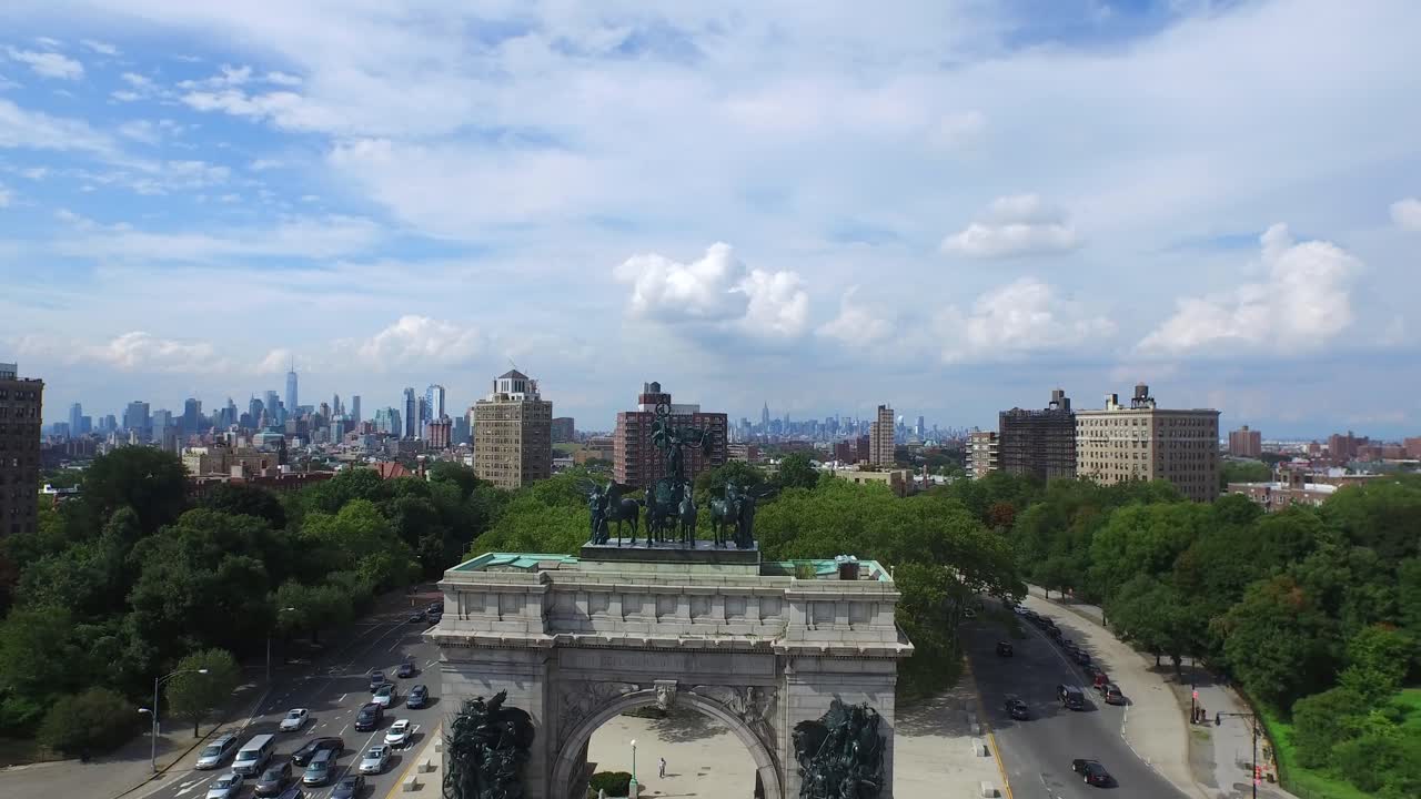 el hermoso gran arco de la plaza del ejército vuela a través del revelador horizonte de nueva york 4k