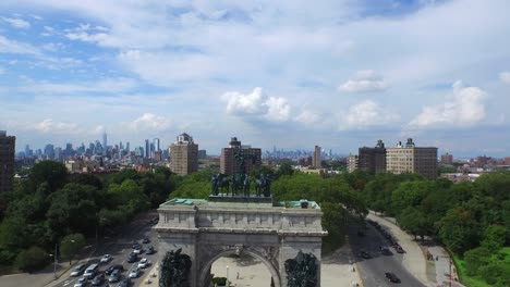 Wunderschöner-Grand-Army-Plaza-Bogen-Fliegt-Durch-Die-Aufschlussreiche-Skyline-Von-New-York-4k