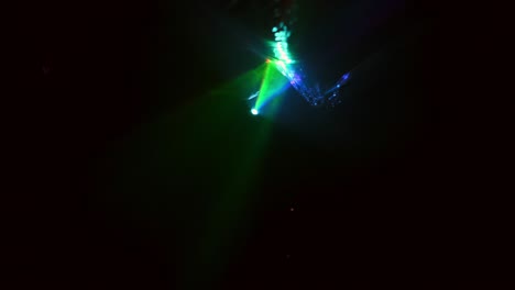 las formas abstractas crean luz de diferentes colores.