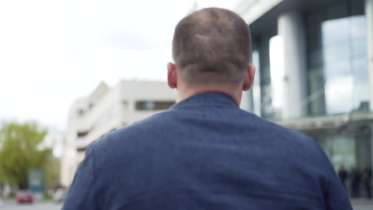 hombre caminando al aire libre