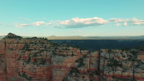 Escarpadas-Montañas-De-Arenisca-Cerca-De-Sedona-En-Arizona,-Estados-Unidos