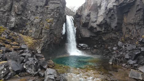 islandia cascada folaldafoss drone aéreo 1.mp4