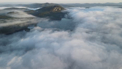 volando a través de una espeluznante niebla para revelar un puente sobre el agua