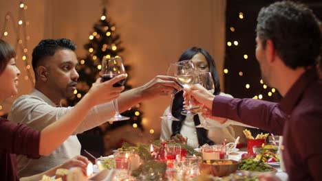 Concepto-De-Vacaciones-Y-Celebración.-Amigos-Felices-Cenando-En-Casa-Y-Comiendo-En-Navidad.