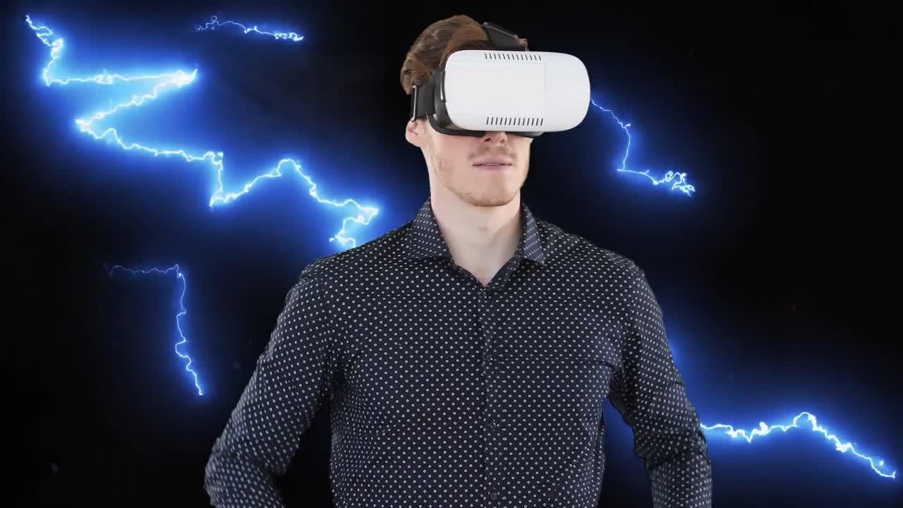 animación de un hombre usando auriculares vr e interfaz virtual, sobre corrientes eléctricas azules en negro