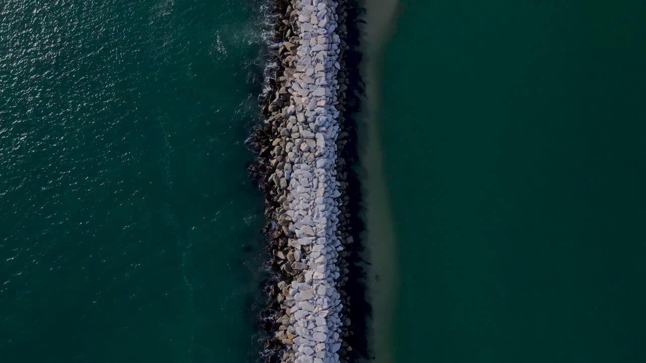 모래 은행을 만드는 암벽 바다 부두의 조감도, 화창한 날