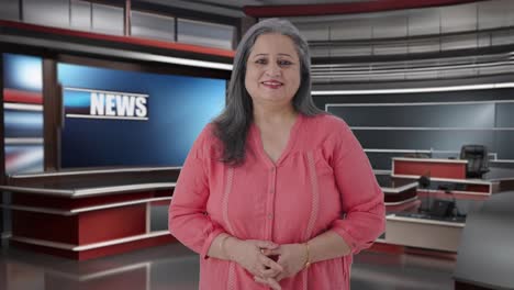 feliz periodista india mayor sonriendo